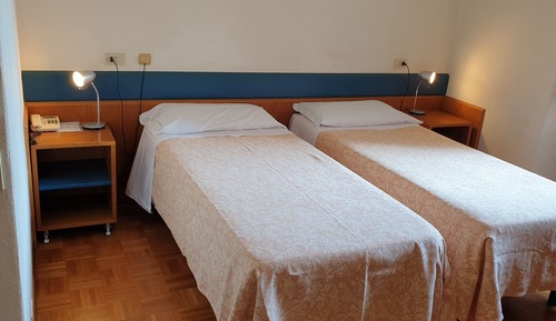 Habitación estándar con 1 cama doble o 2 individuales
