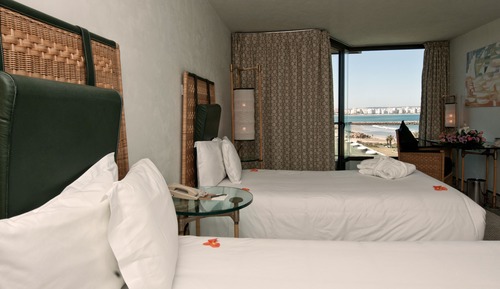 Habitación clásica con 2 camas individuales, 1 cama individual, vistas parciales al mar