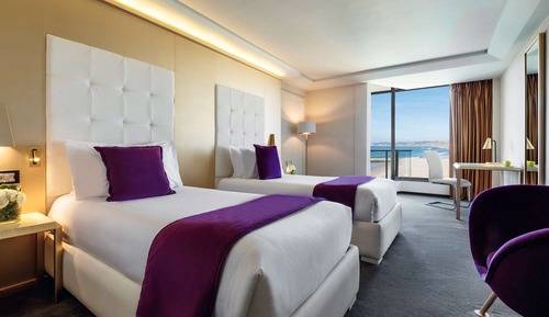 Habitación Premium con 2 camas individuales, 1 cama individual, vistas parciales al mar
