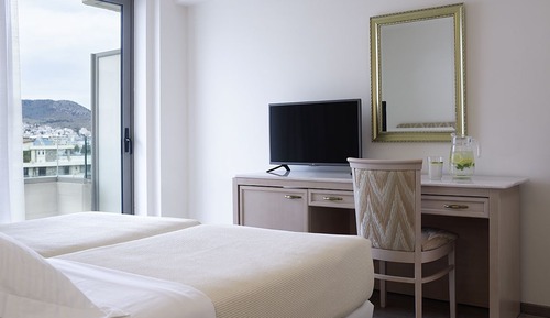Habitación triple clásica, vistas parciales al mar