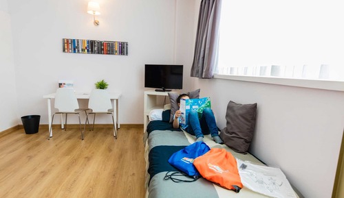 Habitación triple, cocina básica