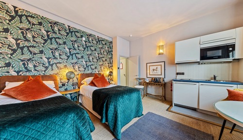 Habitación superior con 2 camas individuales, baño privado, vistas a la ciudad