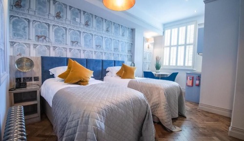 Habitación de lujo con 2 camas individuales, baño privado, vistas al jardín