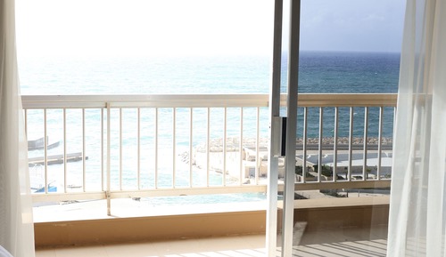 Estudio, balcón, vistas al mar