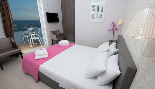 Habitación superior con 1 cama doble o 2 individuales, vistas al mar