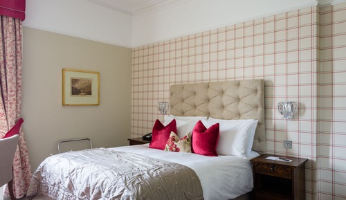 Cosy Lake View Room