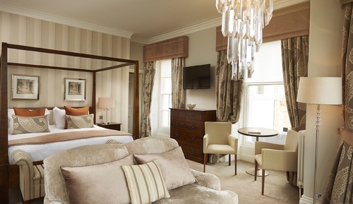 Four Poster Suite Lake View