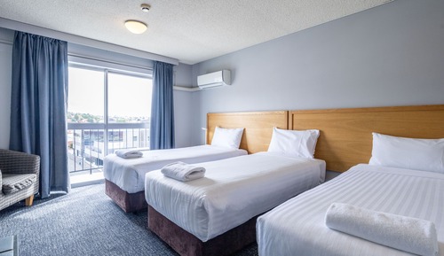 Suite familiar, varias camas, no fumadores, balcón