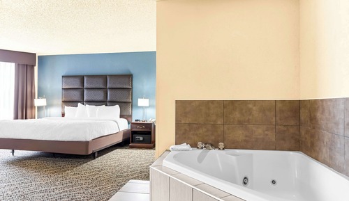 Suite, 1 cama de matrimonio grande con sofá cama, no fumadores, bañera de hidromasaje (with Sofabed)