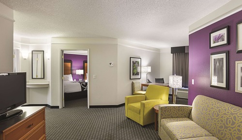Suite Deluxe, 2 camas dobles, no fumadores, con vistas (Courtyard/Pool View)