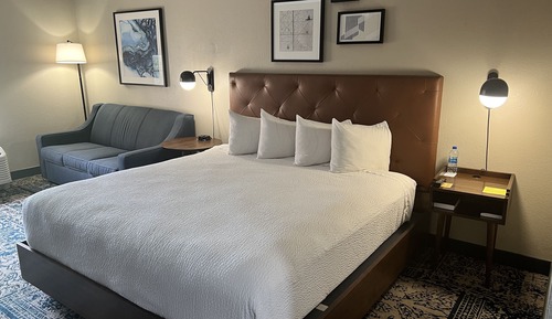 Habitación tradicional, 1 cama de matrimonio grande con sofá cama