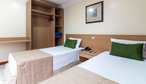 Habitación básica con 2 camas individuales