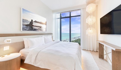 Suite junior, 1 cama de matrimonio grande, balcón (Mobility Accessible, Roll-in Shower)