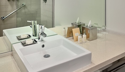 Habitación Deluxe, 2 camas dobles, vistas al mar (Ocean Curve, Hearing, Roll-In Shower)
