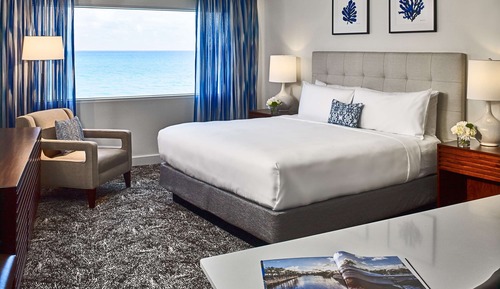 Habitación Deluxe, 1 cama de matrimonio grande, vistas al mar (Ocean Curve, Roll-In Shower)