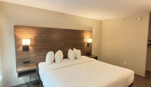 Habitación Deluxe, 1 cama de matrimonio grande, no fumadores (Roll-in shower w/ Grab Bars)