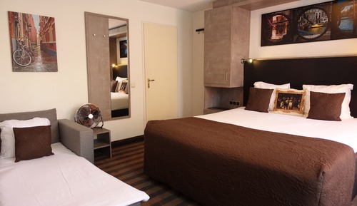 Habitación triple, 1 cama doble con sofá cama, vistas al jardín