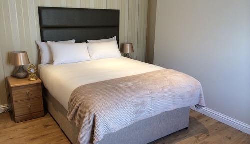 Estudio superior, 1 cama doble, en edificio anexo (No lift access, £200 security deposit)