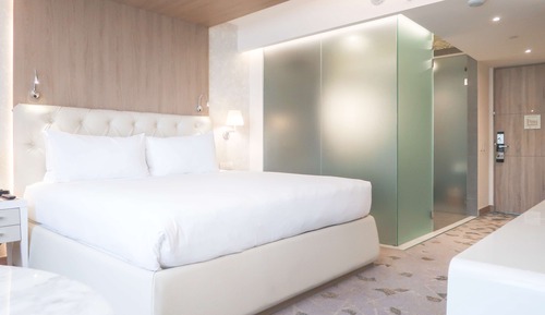Habitación superior, 1 cama de matrimonio grande (Mobility & Hearing, Roll-in Shower)