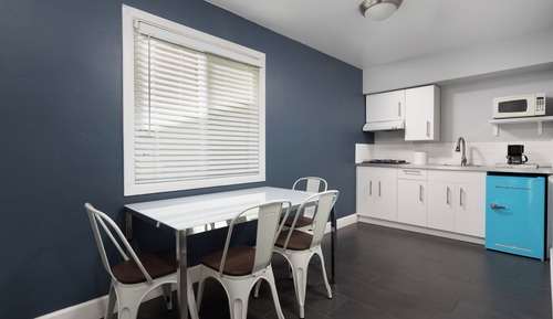 Large 1 Bedroom Queen Suite with Kitchen