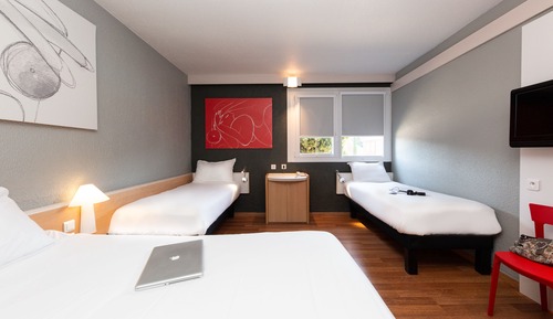 Habitación familiar con 2 camas individuales, varias camas