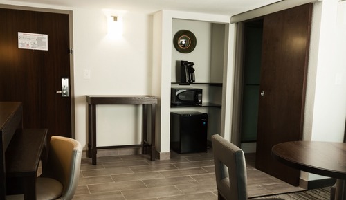 Suite, 1 habitación (Communication, Roll-In Shower)