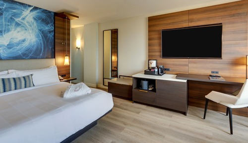Habitación Club, 1 cama de matrimonio grande (Mobility/Hearing Access, Transf Shwr)