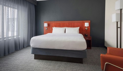Suite, 1 cama de matrimonio grande con sofá cama, no fumadores (Mobility/Hearing Accessible, Tub)