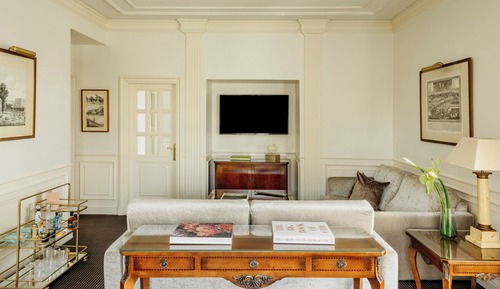 One Bedroom Suite Red Level (2+2)