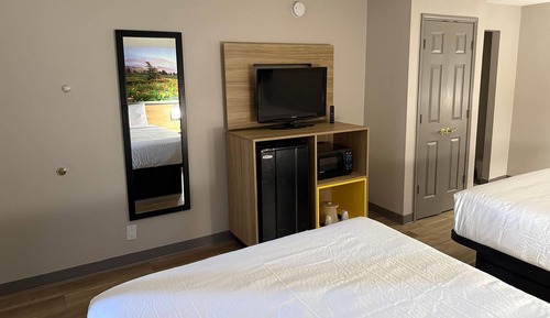 Habitación, 2 camas dobles, accesible en silla de ruedas (Hearing Accessible/Roll-In Shower)