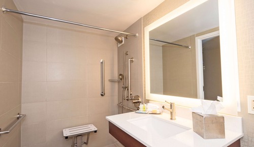 Habitación, accesible para personas con discapacidad, no fumadores (Hearing Impaired/Roll-in Shower)