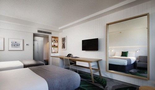 Habitación con 2 camas individuales, vistas al puerto deportivo