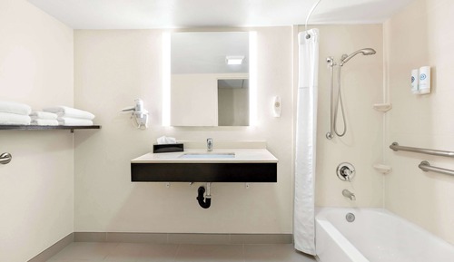 Habitación, 1 cama de matrimonio grande, accesible para personas con discapacidad (Accessible Tub)
