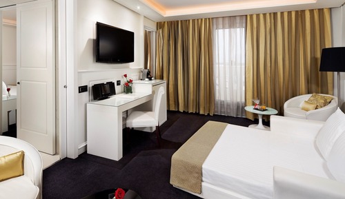 One Bedroom Master Suite Red Level city view