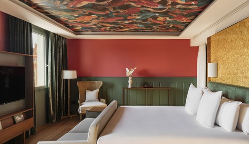 Junior Suite Red Level Cathedral View