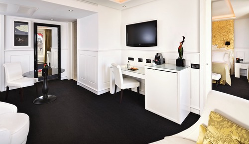 One Bedroom Suite Red Level
