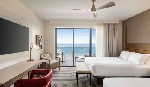 Habitación, 2 camas de matrimonio, frente al mar (Mobility & Hearing, Roll-in Shower)