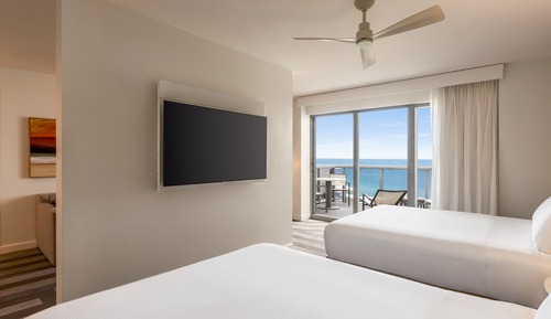 Suite junior, 2 camas de matrimonio, balcón, frente al mar