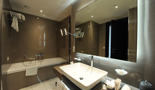 Suite (Lake)