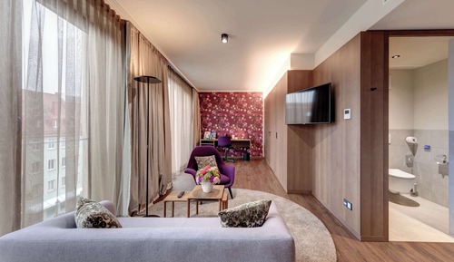 Suite Premium, 1 cama de matrimonio grande, en edificio anexo (Separate Living Room)
