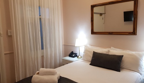 Habitación básica doble de uso individual, 1 cama doble, baño privado, planta baja