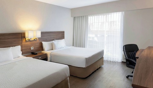 Habitación clásica, 2 camas dobles, vistas a la ciudad