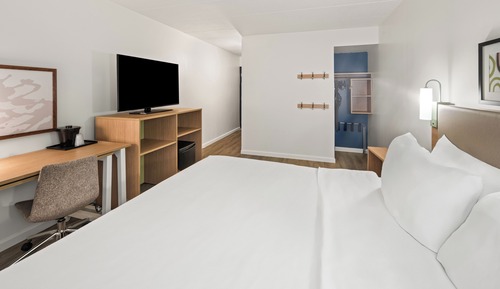 Habitación, 1 cama de matrimonio grande (Mobility & Hearing, Roll-in Shower)