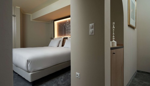 Dúplex junior, 1 cama de matrimonio grande, en una planta alta