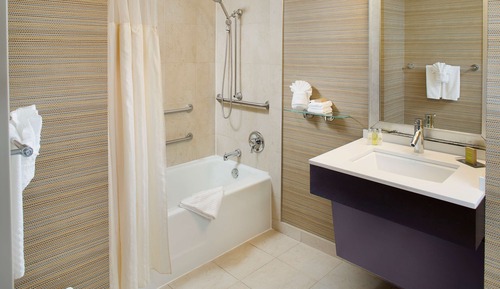 Habitación, 1 cama de matrimonio grande, bañera (Mobility & Hearing)