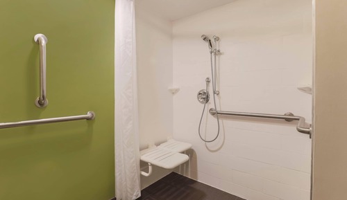 Habitación, 1 cama de matrimonio, accesible para personas con discapacidad (Accessible Tub)