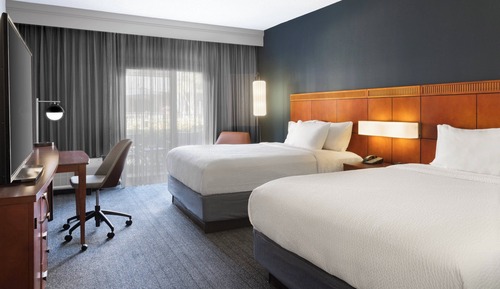 Suite, 2 camas dobles, vistas al patio (Hearing Accessible)