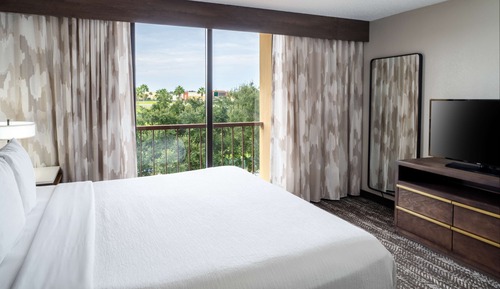 Cama matrimonial grande, vista al lago
