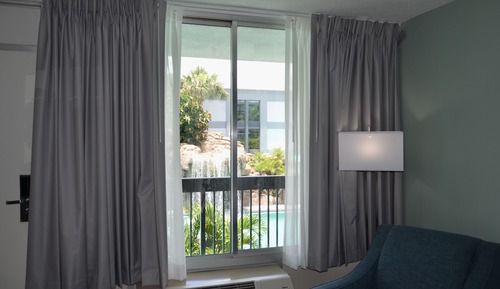 Habitación, 1 cama de matrimonio grande con sofá cama, vistas a la piscina