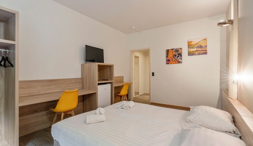Habitación básica con 2 camas individuales